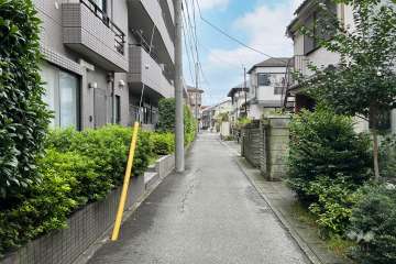 敷地東側の前面道路（南側から）
