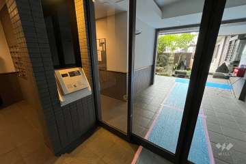 エントランスはオートロック付きです。