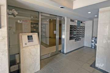 エントランスはオートロック付きです。