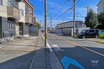 敷地の南西側前面道路（北西側から）