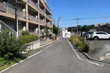 敷地の南側前面道路（西側から）