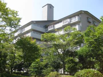 芦屋緑2住宅 10号棟の外観（南東側から）
