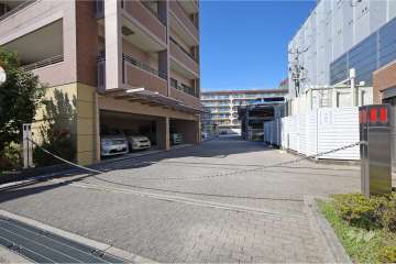 駐車場の出入り口（ロボットゲート付き）