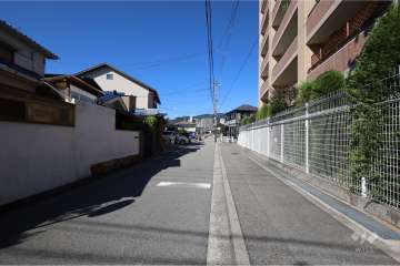 敷地南側の前面道路