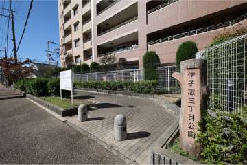 敷地に隣接して公園があります。