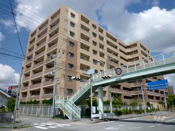 ファミール逆瀬川ザ・ガーデンの外観（南東側から）