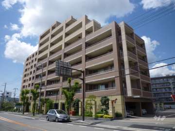 ファミール逆瀬川ザ・ガーデンの外観（北東側から）