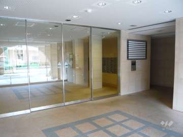 エントランスホール。オートロック付きです