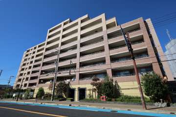 ファミール逆瀬川ザ・ガーデンの外観（北東側から）