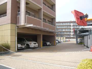 駐車場出入り口にはロボットゲートが付いています