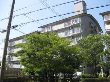 芦屋緑2住宅 12号棟の外観（南東側から）