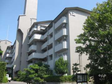 芦屋緑2住宅 12号棟の外観（西側から）