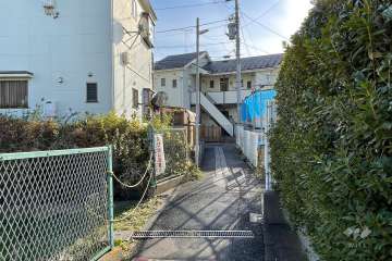 敷地東側の前面道路（北側から）