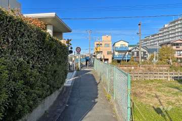 敷地東側の前面道路（南側から）
