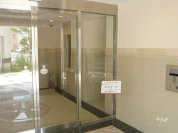 エントランスはオートロック付きです。