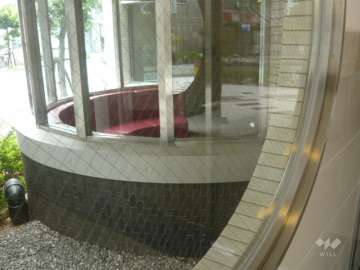 エントランスホールには半円形のソファがあります。