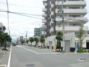 マンション西側の前面道路