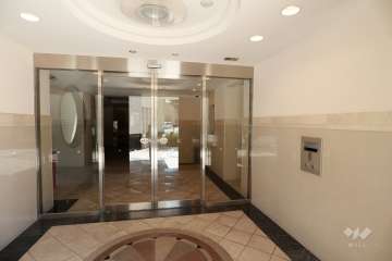 エントランスはオートロック付きです。