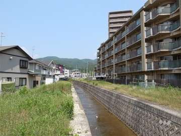 敷地の西側は川に面しています。
