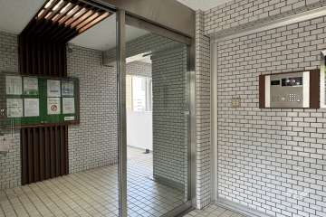 エントランスはオートロック付きです。