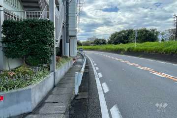 敷地北側の前面道路（東側から）