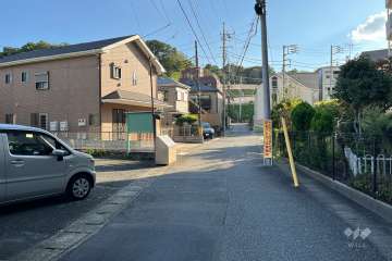 敷地東側の前面道路（北側から）