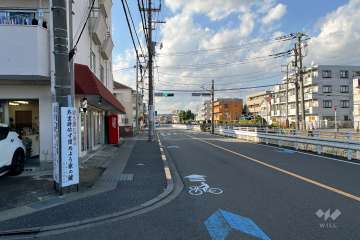 敷地北側の前面道路（東側から）