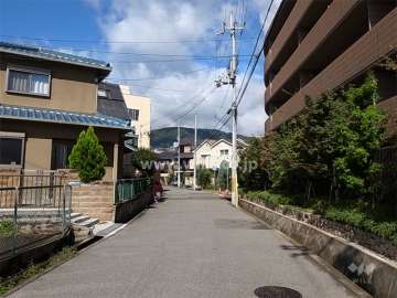 周辺は一戸建てが中心に立ち並ぶ静かな住宅地です。