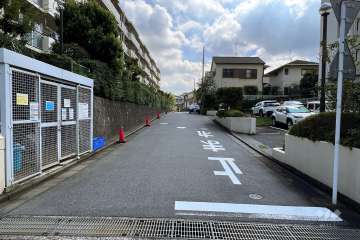 敷地北側の前面道路（西側から）