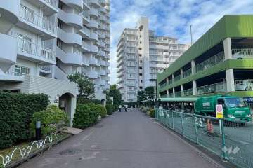 敷地北側の前面道路（東側から）