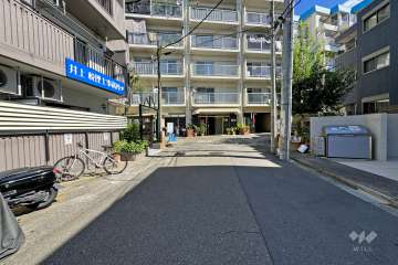 敷地南西側の前面道路（南側から）