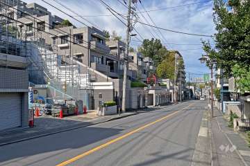 敷地の東側前面道路（南側から）