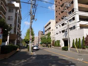 敷地西側の前面道路