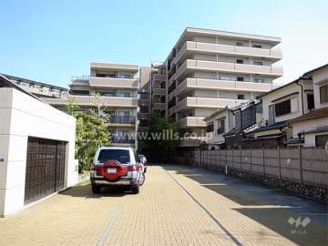 （西側から見た外観）　エントランスの周りには竹が植えられています。