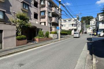 敷地東側の前面道路（南側から）