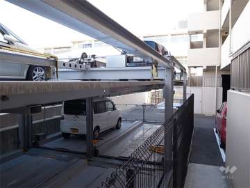 駐車場は屋内と屋外があります。