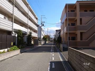 周辺は区画の整った住宅地。敷地の北東、北側は裁判所、検察庁に面しています。