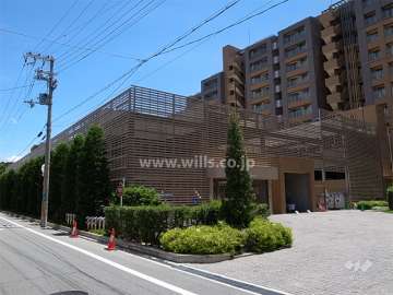 敷地北部分にある駐車場棟