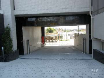 駐車場入口（ロボットゲート付き）