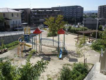 マンションの西向かいに公園があります。