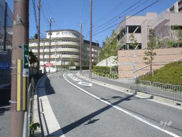 マンションの西側前面道路