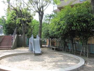敷地に隣接して、小さな公園があります。