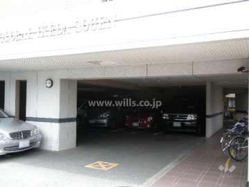 マンションの1階部分も駐車場になっています