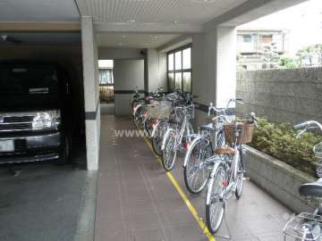 駐輪場（奥に駐輪場とエントランスがあります）