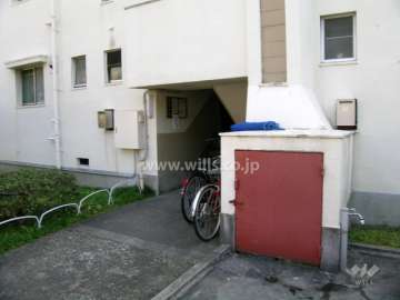 共用ポストのある階段入口