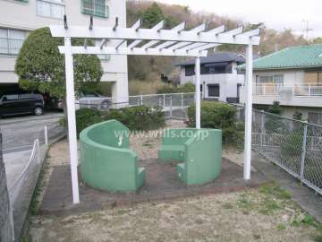 敷地入口の横にある小さな公園