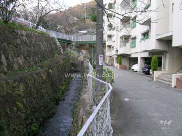 敷地の南側には亥谷川が流れています。