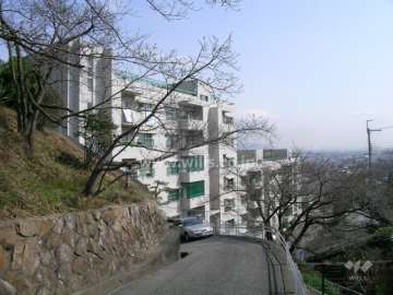 高台の住宅地にあります。
