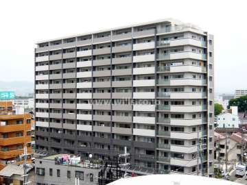 周辺は住宅の他、店舗や事務所も立ち並ぶ駅前の商業地です。
