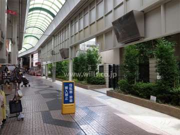 エントランスは、商店街に面しています。
